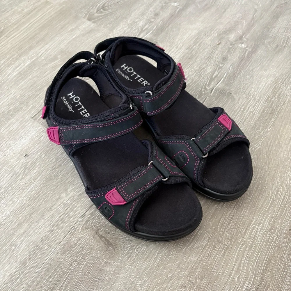 Women’s Size 7 Black Fuschia Trim Walk II Sandals